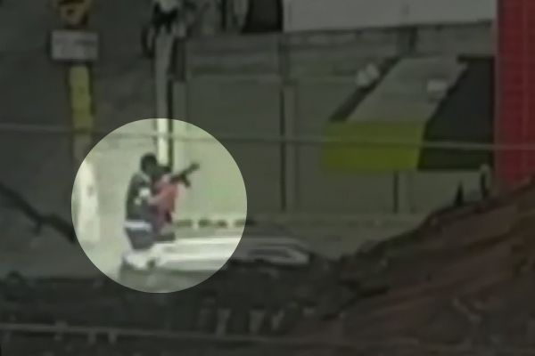 Tiroteio em estacionamento de supermercado deixa uma funcionária ferida Tiroteio em estacionamento de supermercado deixa uma funcionária ferida