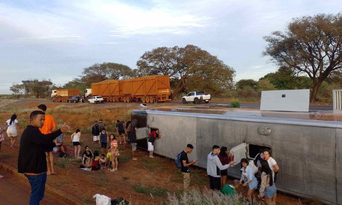 Tombamento de ônibus na LMG-799, em Uberaba, deixou sete feridos entre os 51 passageiros que seguiam para parque aquático. | Foto: CBMMG