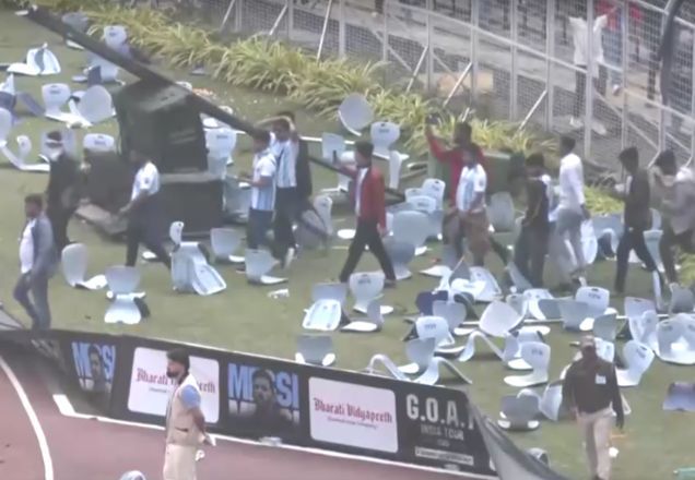 Fãs de Messi se revoltam e vandalizam estádio na Índia após rápida aparição do jogador