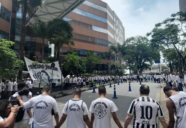 Torcedores fazem vigília em solidariedade a Pelé