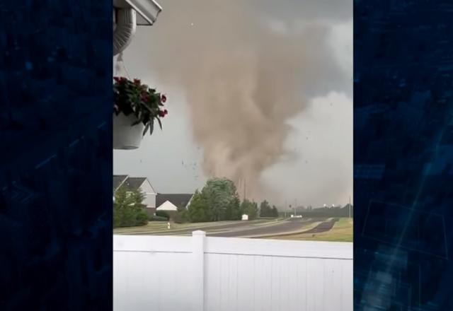 Tornado atingindo casas nos Estados UNidos