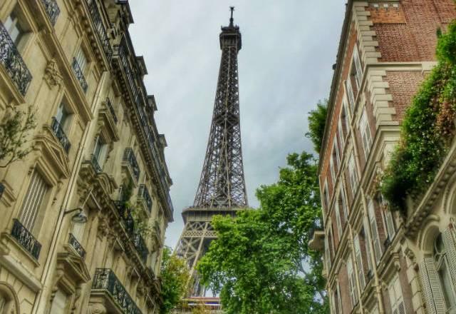 Torre Eiffel entre prédios em Paris