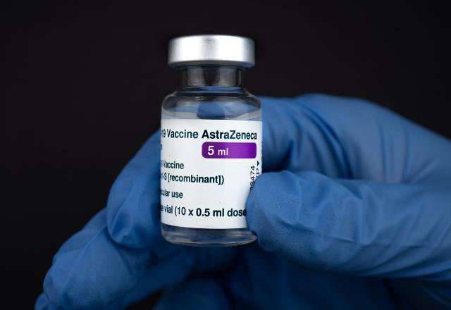 Fiocruz recebe novos lotes de IFA para produção de vacina da AstraZeneca