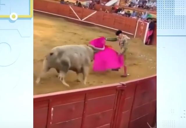 Toureiro e touro dentro de arena