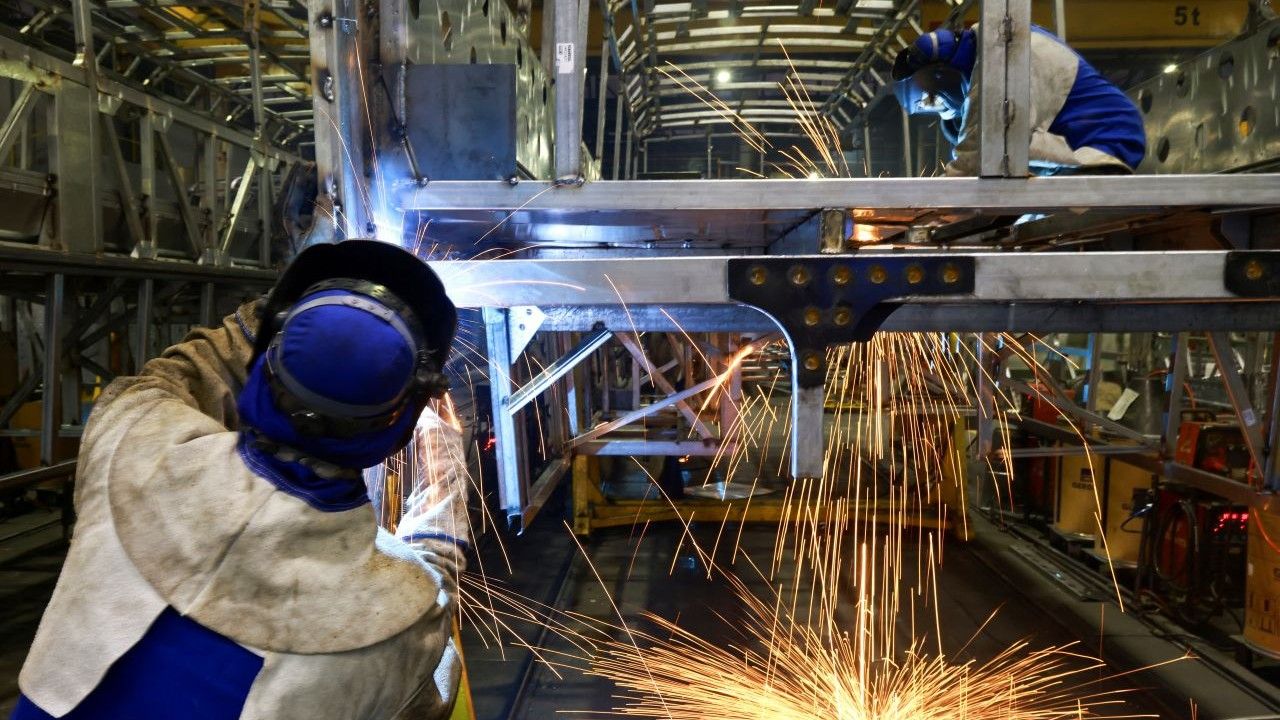 Imagem da notícia: Produção industrial recua em maio após quatro altas