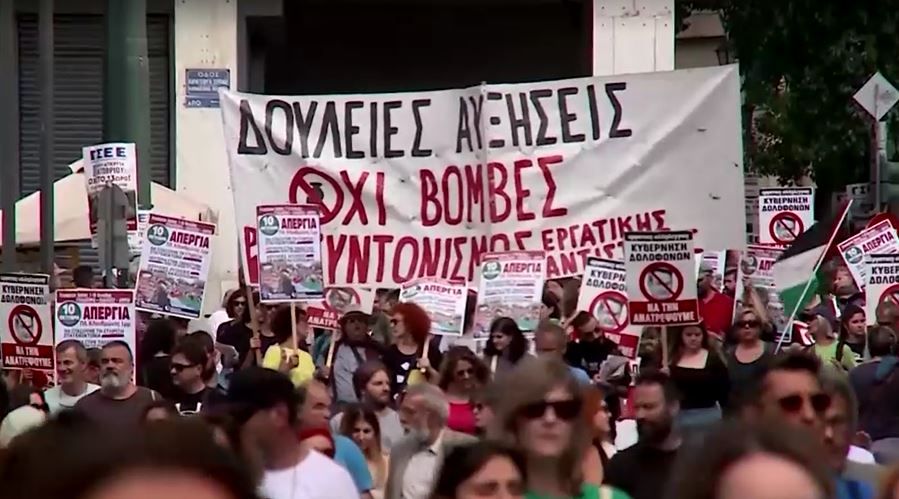 Trabalhadores gregos protestam contra projeto de lei que aumenta jornada de trabalho
