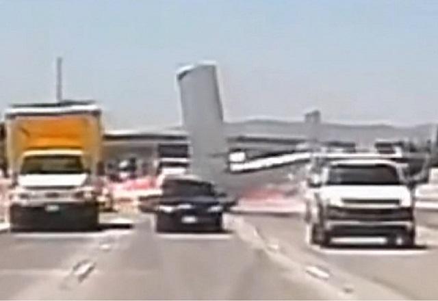 Tráfego em estrada movimentada, durante o dia, com avião se chocando com o solo