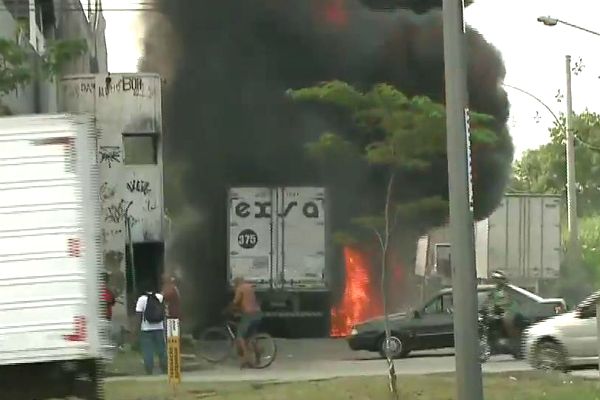 Traficantes incendeiam ônibus e caminhões após operação da polícia