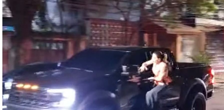 Mulher descobre traição e se pendura no carro do marido - Reprodução