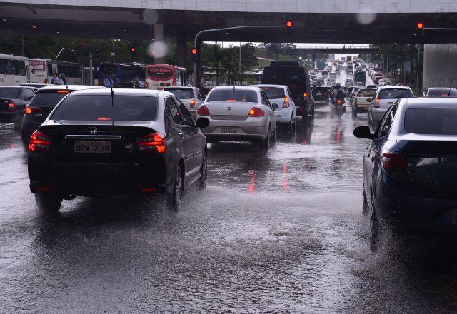 Trânsito com chuva