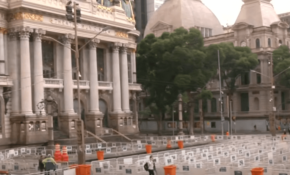 Grades foram colocadas em frente ao Theatro Municipal para organizar fila de fãs | SBT