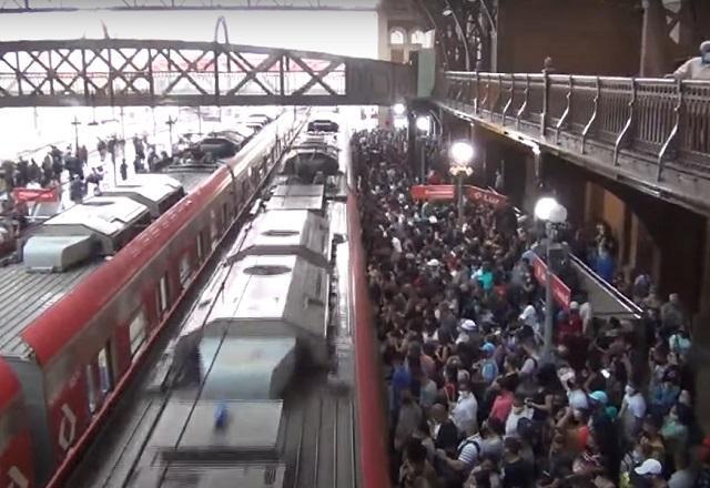 Transporte público em SP tem aglomerações mesmo com restrições