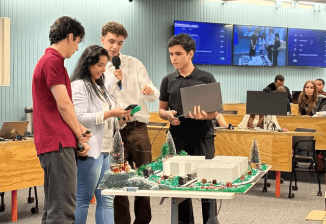 Parceria Inteli e TIC Trens: grupos apresentaram maquetes e protótipos para os executivos da concessionária | Foto: Divulgação/Inteli