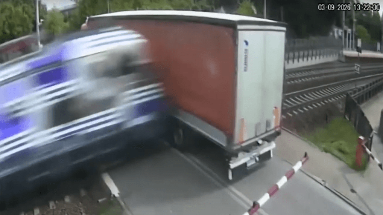 Imagem da notícia: VÍDEO: Trem atinge caminhão preso em trilhos na Polônia Imagem da notícia: VÍDEO: Trem atinge caminhão preso em trilhos na Polônia