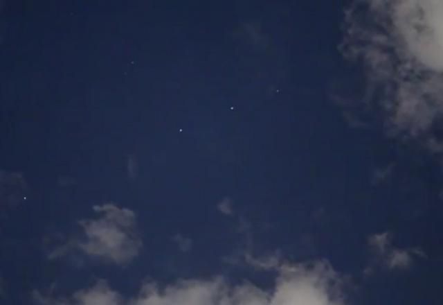 Trem de satélites da SpaceX no céu de Brasília