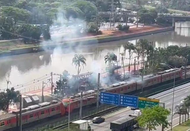 Trem e fumaça
