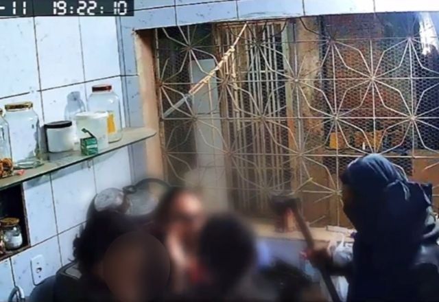 Três criminosos invadiram a casa. Um deles ameaçou reféns com uma machadinha | Reprodução
