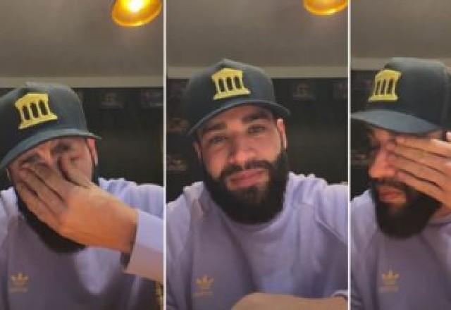 Três fotos de Gusttavo Lima usando camisa lilás e boné preto. Ele enxuga lágrimas