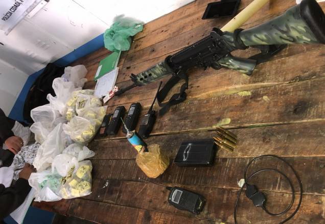 Três são baleados durante confronto entre criminosos e polícia no Morro da Mangueira