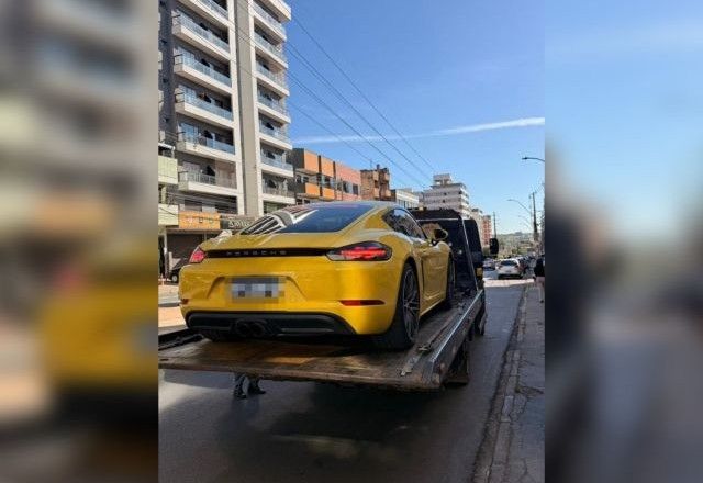 Três suspeitos foram presos e policiais civis apreenderam duas BMW e uma Porsche | Divulgação/PCDF
