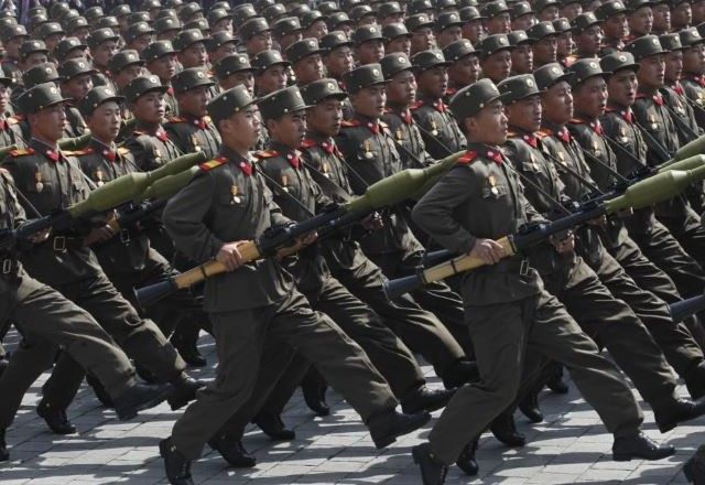 Tropas norte-coreanos durante treinamento militar em Pyongyang | AP/Ng Han Guan