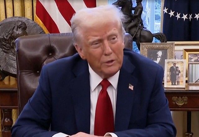 "Quer que eu vá nadando?", ironiza Trump ao ser perguntado se vai visitar local de acidente entre avião e helicóptero