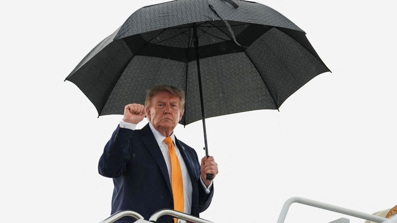 O presidente dos EUA, Donald Trump, embarca no Air Force One | Foto: REUTERS/Eric Lee 