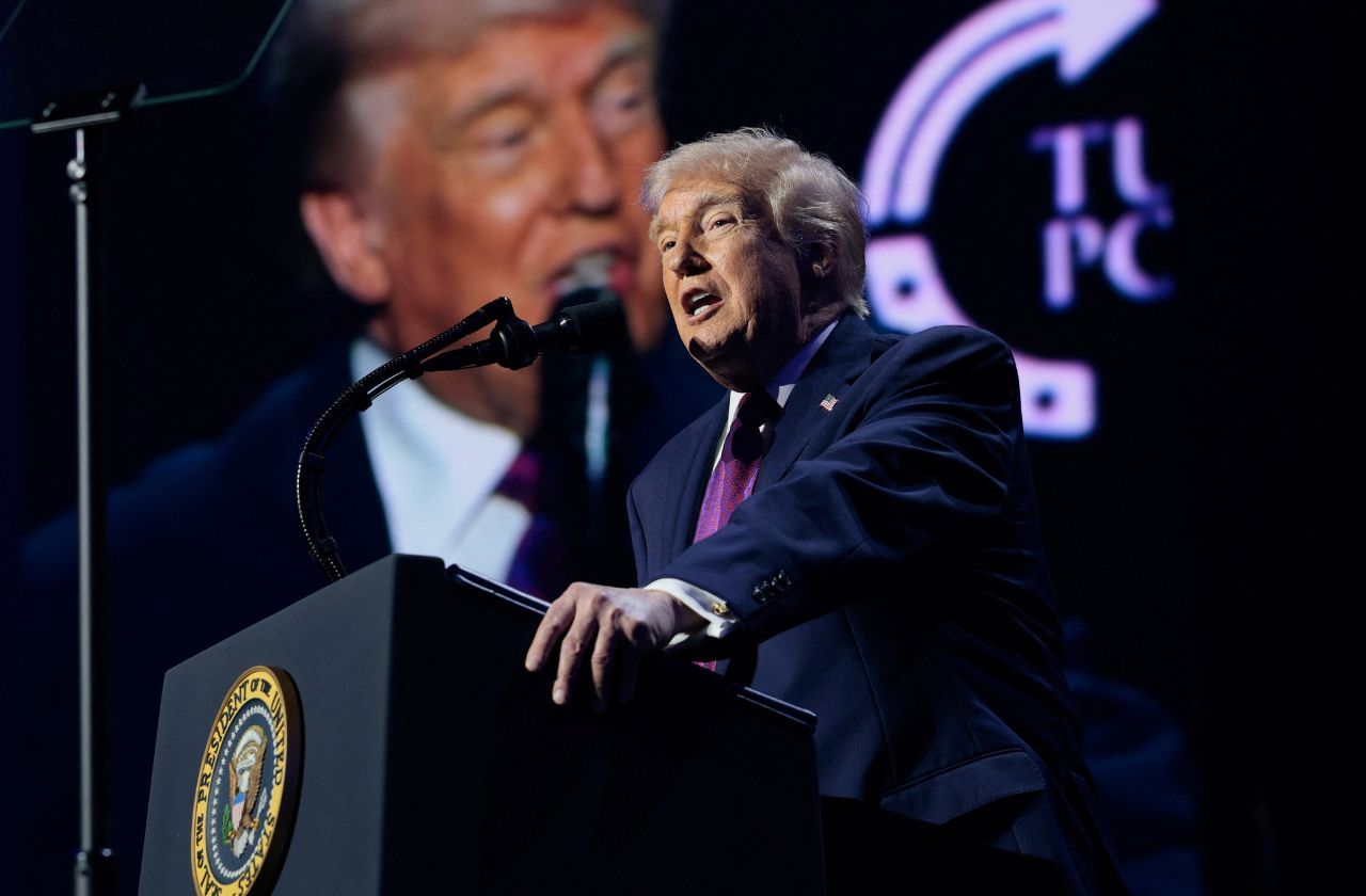 Trump diz que EUA vão divulgar documentos sobre OVNIs “em breve”