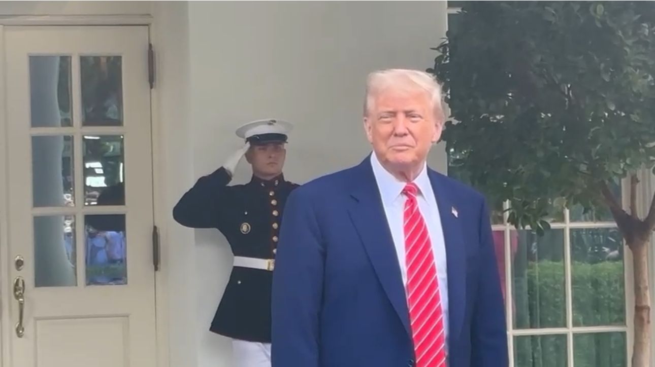 Trump surpreende repórteres para comentar papa americano: "uma honra". | SBT