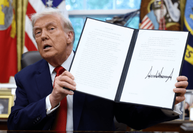 O presidente dos EUA, Donald Trump, mostra decreto sobre um acordo do TikTok | Foto: reprodução/ Reuters