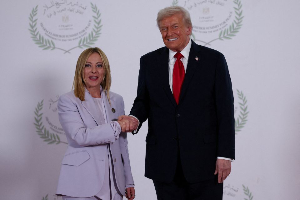 Trump e Meloni se cumprimentam durante evento no Egito 13 de outubro de 2025 | Reuters/Suzanne Plunkett/Pool