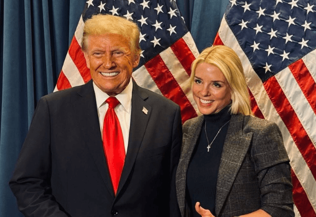 Trump e Pam Bondi em novembro de 2024, antes da eleição que deu vitória ao republicano | Reprodução
