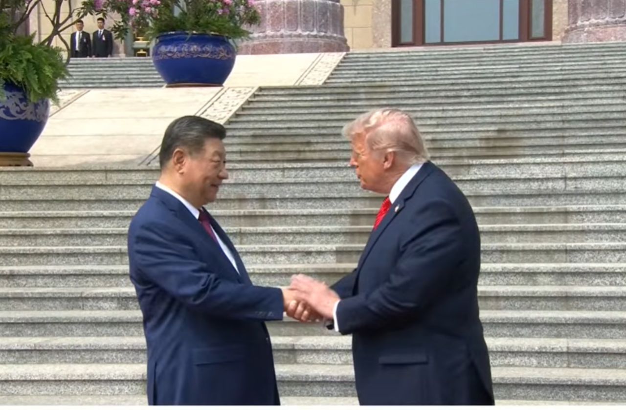 Trump e Xi Jinping se comprimentam no Grande Salão do Povo, no centro de Pequim | YouTube / Reprodução 