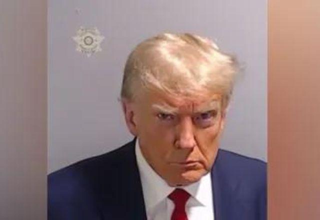 Trump é o primeiro ex-presidente norte-americano a ter a chamada 'Mug Shot' - fotografia tirada na delegacia| Fulton County Sheriff's Office