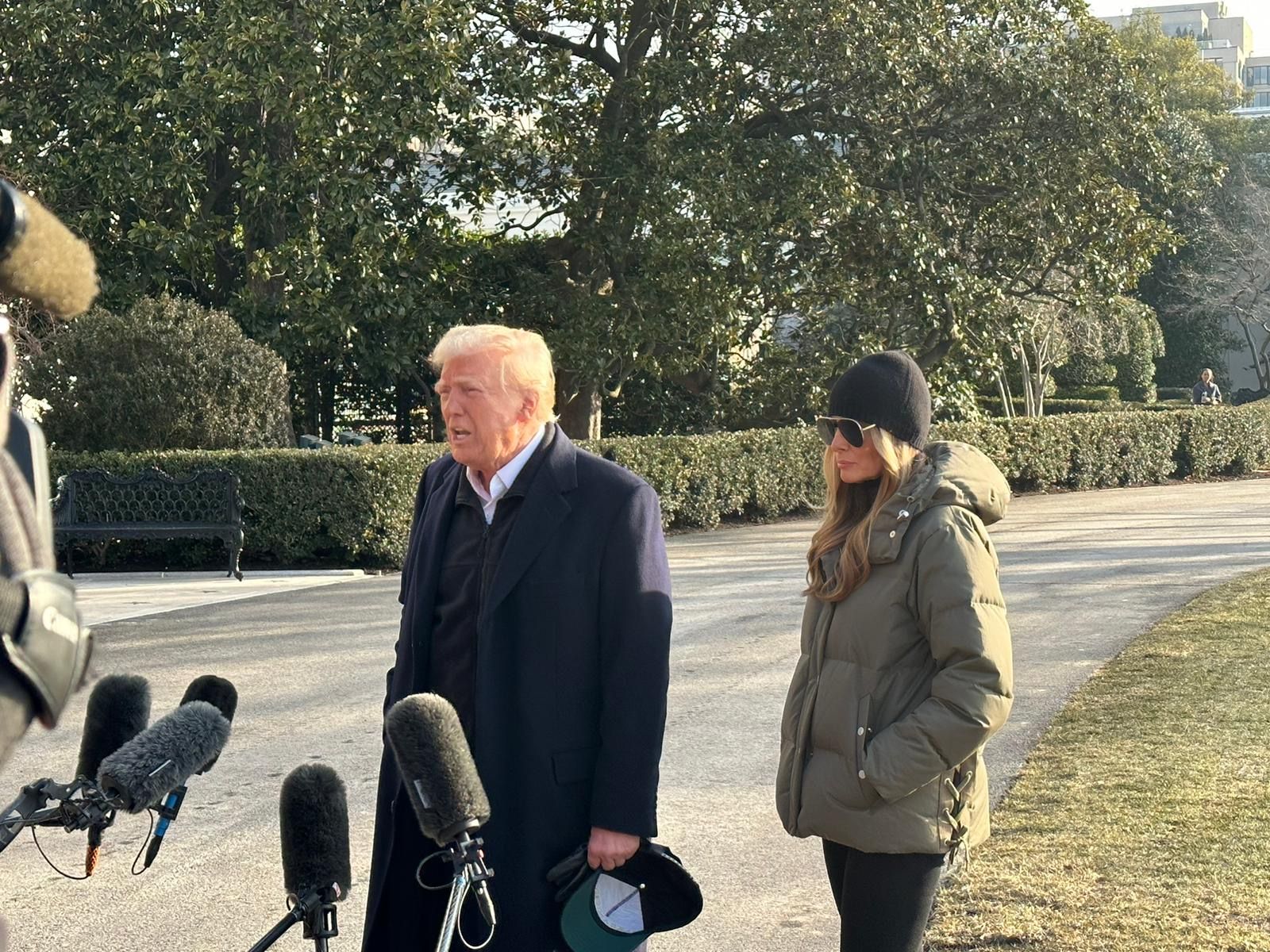  O presidente Donald Trump na saída da Casa Branca nesta sexta-feira (24) ao lado de Melania Trump. Foto: Patricia Vasconcellos/SBT