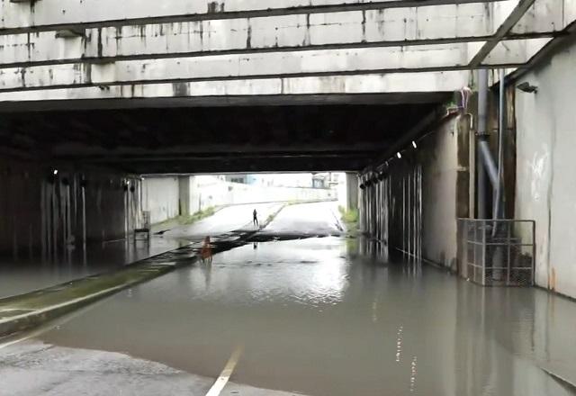 Túnel viário alagado, durante o dia