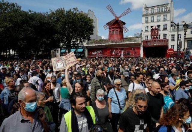 Multidões se reuniram em cerca de 150 cidades, incluindo Paris e Nice | Reprodução/Twiter