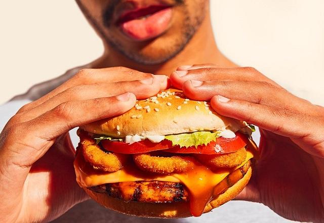 Homem segura Whopper Costela (Reprodução/Twitter)