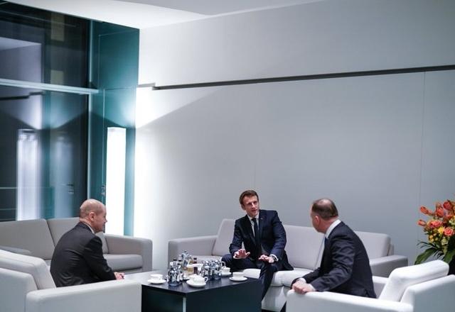 Em viagem, Macron busca soluções na crise entre Ucrânia e Rússia Em viagem, Macron busca soluções na crise entre Ucrânia e Rússia