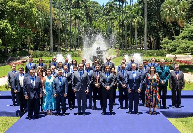 Cláudio Castro reunido com o vice-governador, Thiago Pampolha, e o novo secretariado (Reprodução/Twitter)