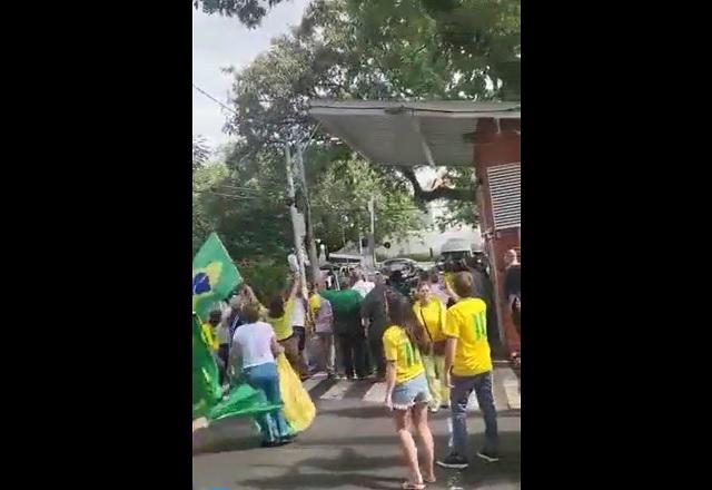 Manifestantes cercam carro de Lula (Reprodução/Twitter)