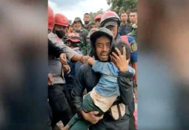 Jovem teria sobrevivido ao terremoto porque estava protegido por um colchão | Reprodução/Twitter