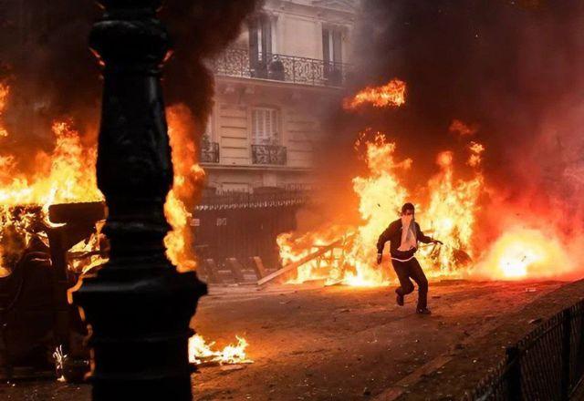 Manifestantes continuaram a incendiar carros, escolas e delegacias | Reprodução/Twitter