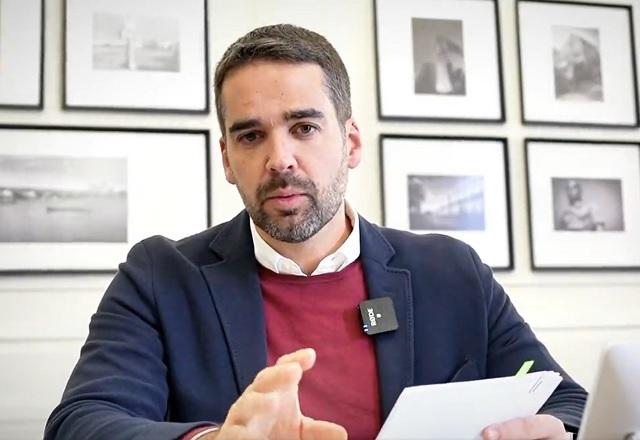 Eduardo Leite segurando representação contra Jean Wyllys (Reprodução/Twitter)