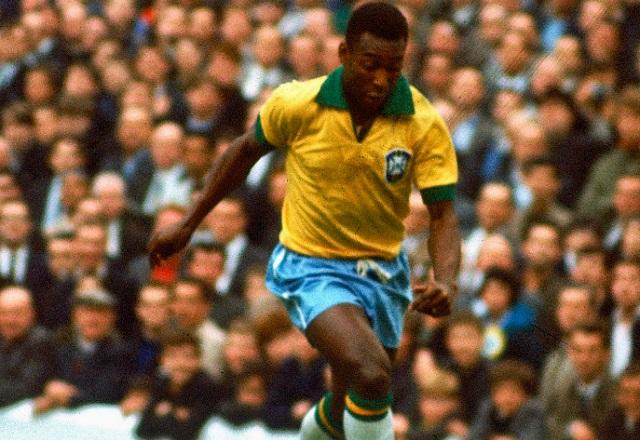 Pelé conduzindo bola em jogo pela Seleção Brasileira (Reprodução/Twitter)