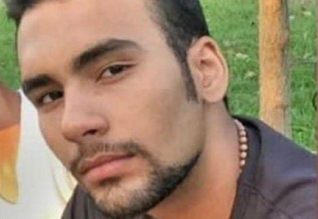 Jovem foi acusado de bloquear uma rua em Teerã, capital, e de agredir um agente policial | Reprodução/Twitter