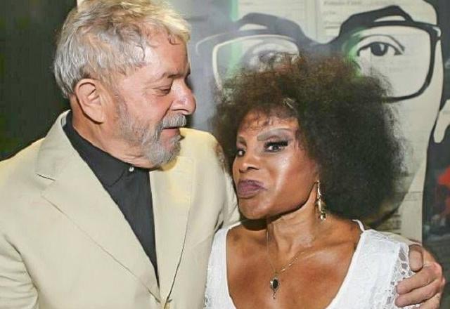 Foto mostra Lula ao lado de Elza Soares (Reprodução/Twitter)
