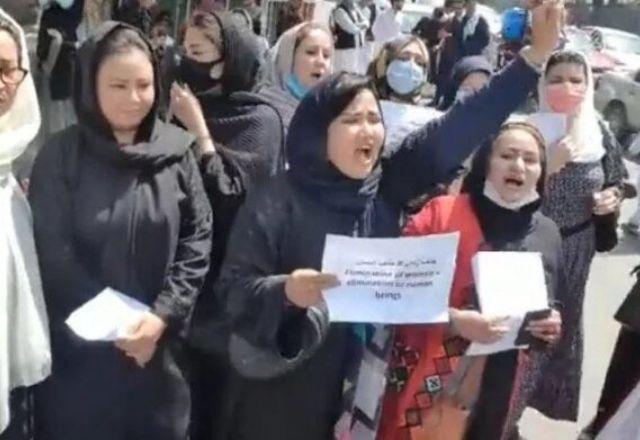 Talibã dispersa protesto de mulheres com gás lacrimogêneo e tiros Talibã dispersa protesto de mulheres com gás lacrimogêneo e tiros