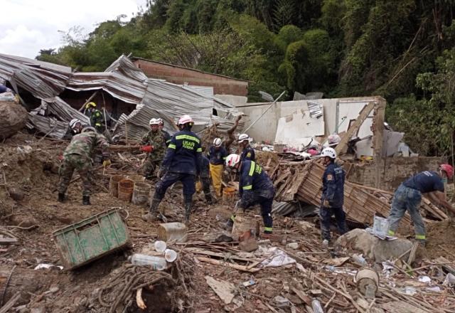 Deslizamento deixa ao menos 14 mortos e 35 feridos na Colômbia Deslizamento deixa ao menos 14 mortos e 35 feridos na Colômbia