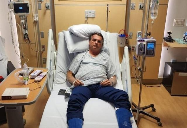 Bolsonaro deitado em maca, em leito hospitalar (Reprodução/Twitter)